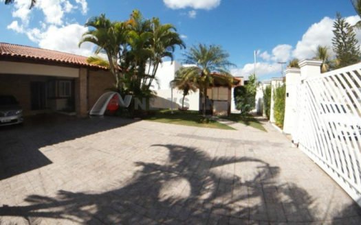 SHIS QL 28 – CASA EM 03 NÍVEIS COM 05 DORMITÓRIOS  – ACESSO PARA O LAGO