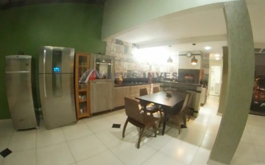 Casa na QE 08 450 m2 de esquina com 06 vagas – Terreno de 230m² + área verde