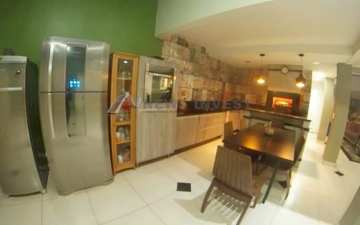 Casa na QE 08 450 m2 de esquina com 06 vagas – Terreno de 230m² + área verde