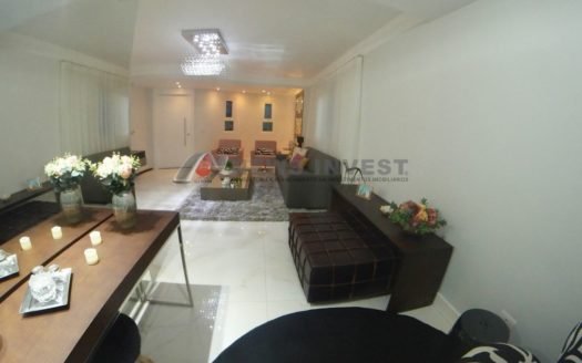 Casa na QE 08 450 m2 de esquina com 06 vagas – Terreno de 230m² + área verde