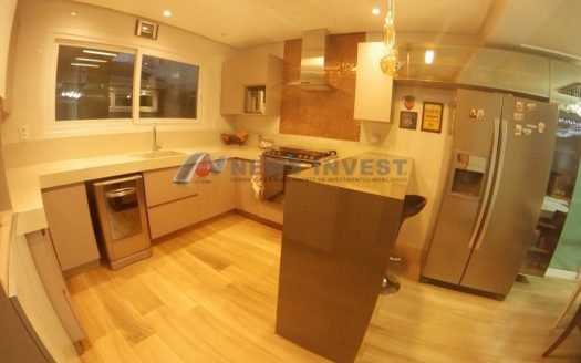 Casa na QE 08 450 m2 de esquina com 06 vagas – Terreno de 230m² + área verde