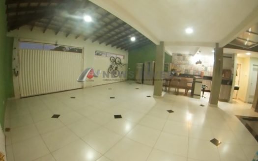 Casa na QE 08 450 m2 de esquina com 06 vagas – Terreno de 230m² + área verde